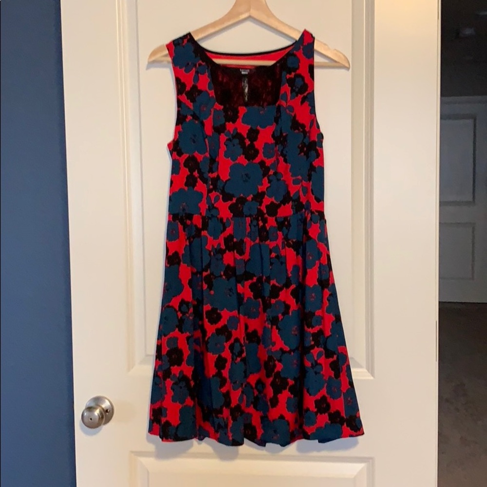 Modern Kensie dress with black lace